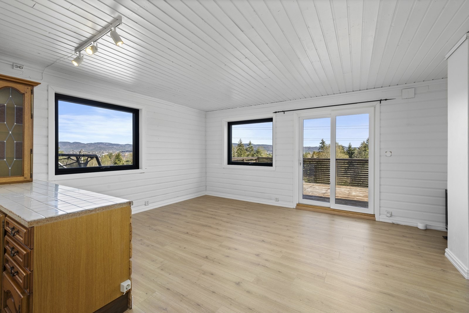 Stue i generasjonsdel/leilighet med utgang til stor, solrik veranda med flott utsikt Galleribilde