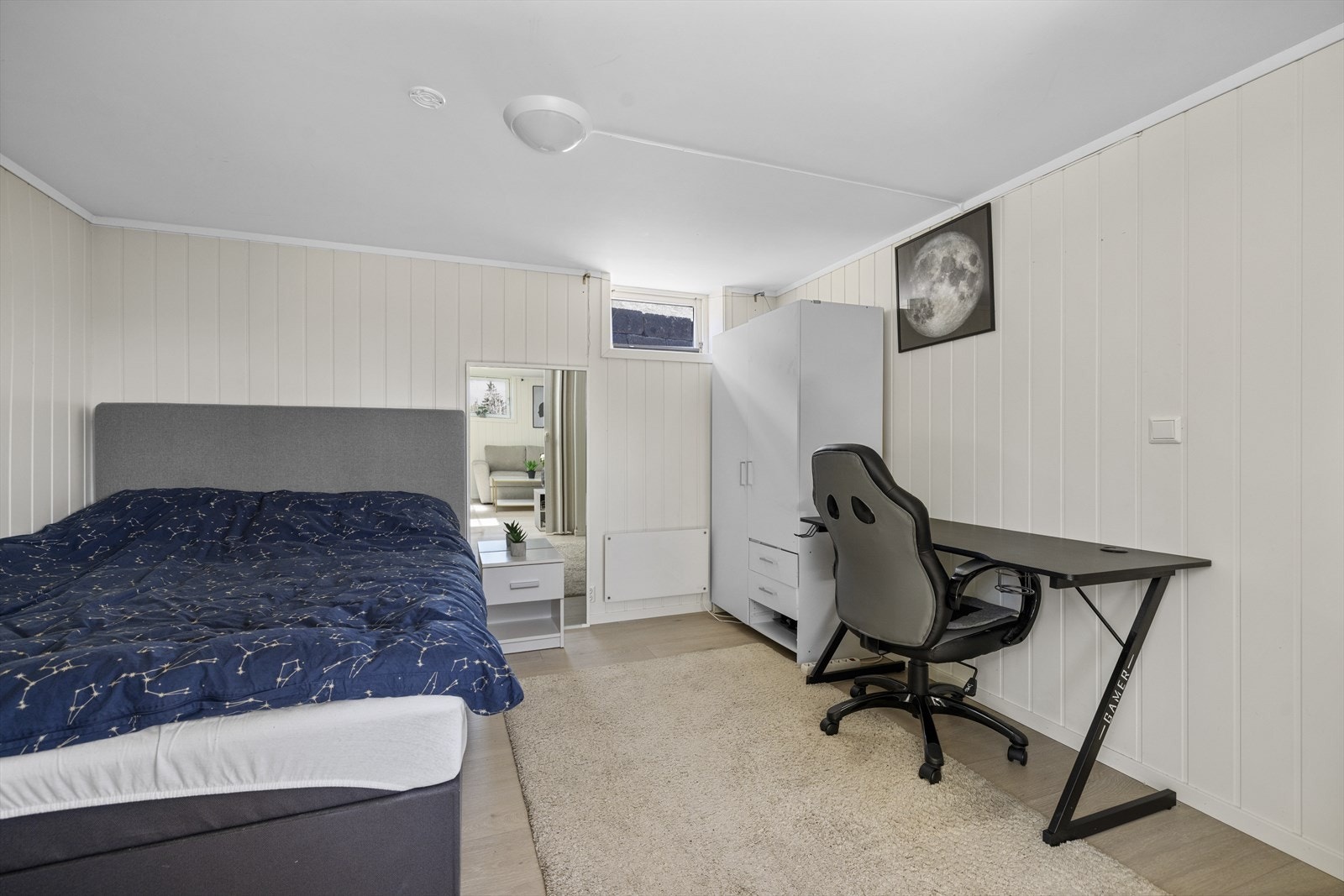 Sovealkove i hybel med åpen løsning mot stuen Galleribilde