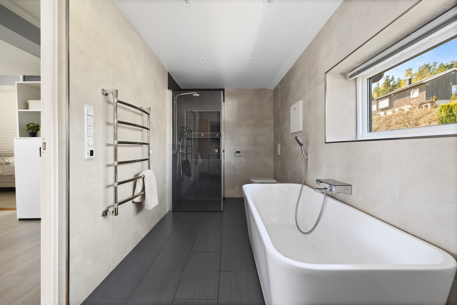 Baderom med badekar og dusjhjørne Galleribilde