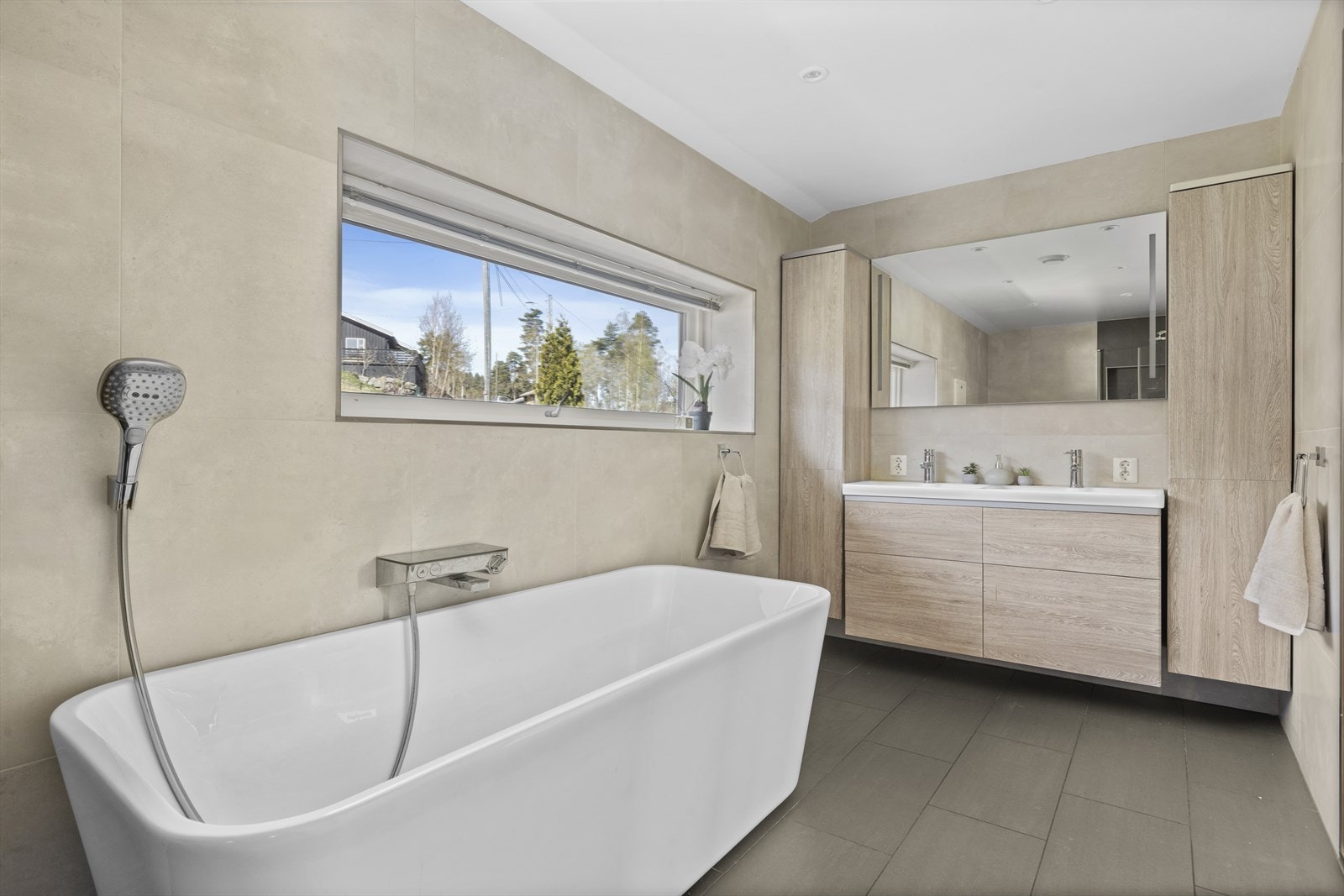 Baderommet i hovedboligen ligger i 2.etasje og renovert i 2019 - lekre og tidsriktige fliser og materialvalg Galleribilde