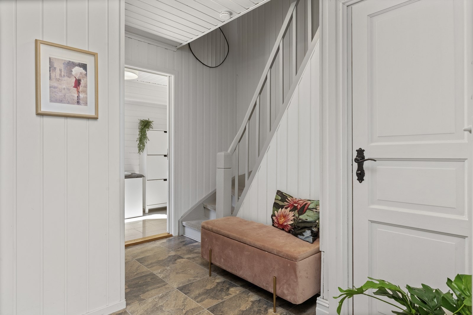 Hall med oppgang til hovedboligens 2.etasje Galleribilde