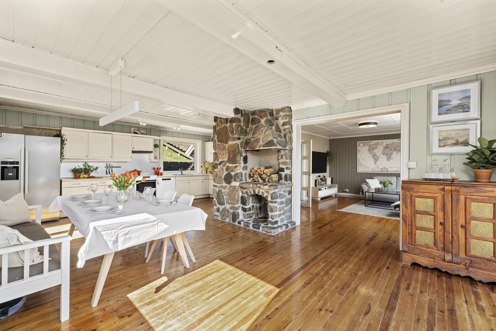 Spisestue med åpen løsning til kjøkken Galleribilde