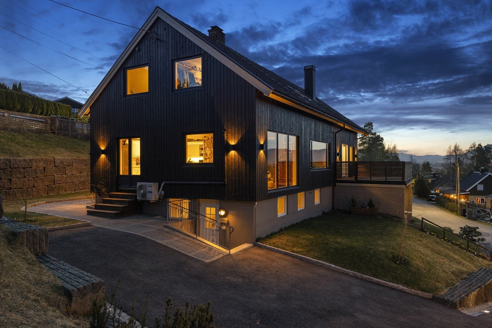 Flott lyssetting på boligen samt nedfelt belysning og varmekabler i adkomst Galleribilde