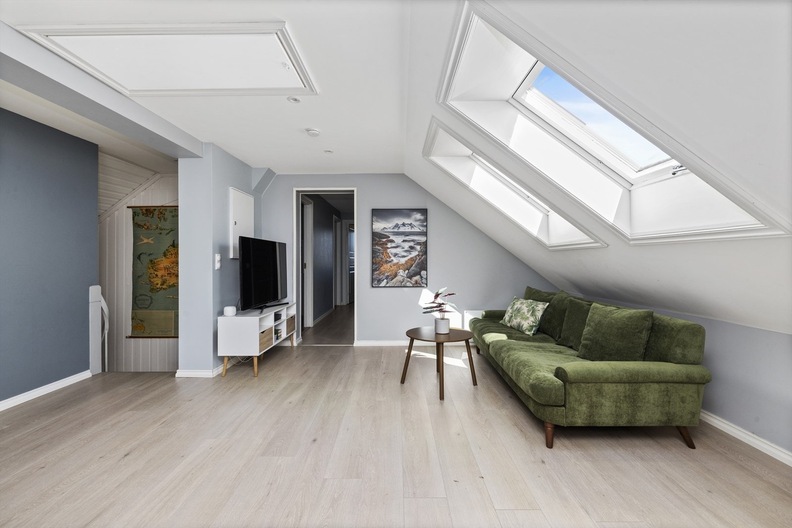 Stor og praktisk loftstue med god plass til tv-spill, kontorjobb og lek Galleribilde