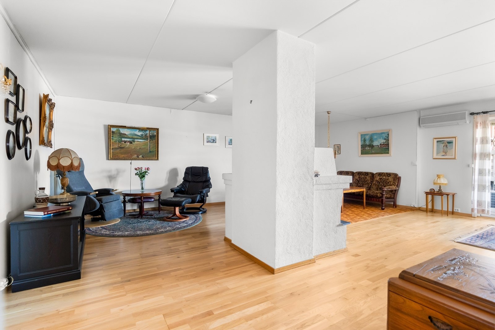 Stuen er delt av peisen, her har man mulighet for flere sittegrupper/sofagrupper eller lignende. Galleribilde