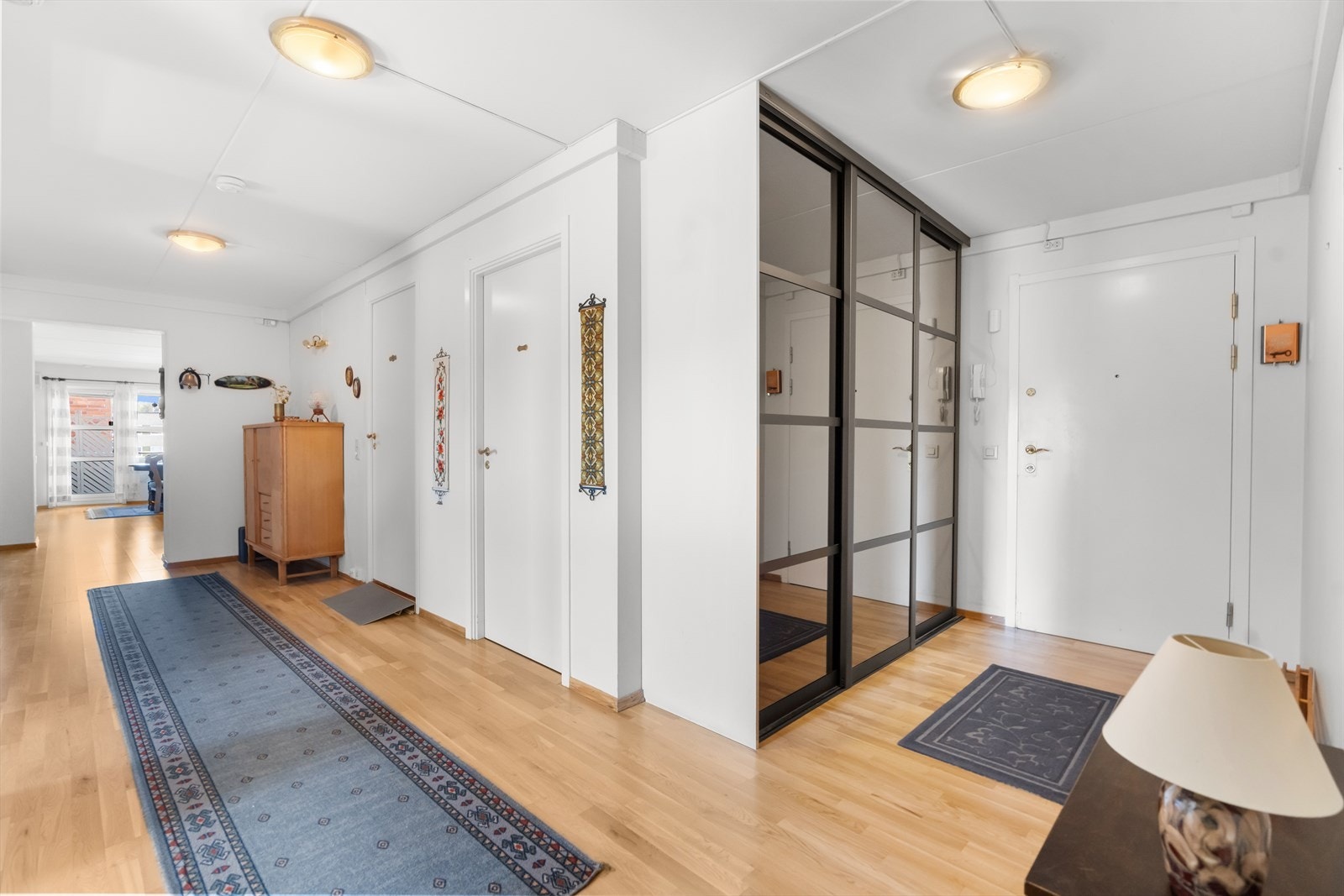 Velkommen inn! Leiligheten har en enkel adkomst via heis eller trapp. Vel inne i entréen er det god plass til klær og sko i praktisk skyvedørsgarderobe med speilfronter. Galleribilde