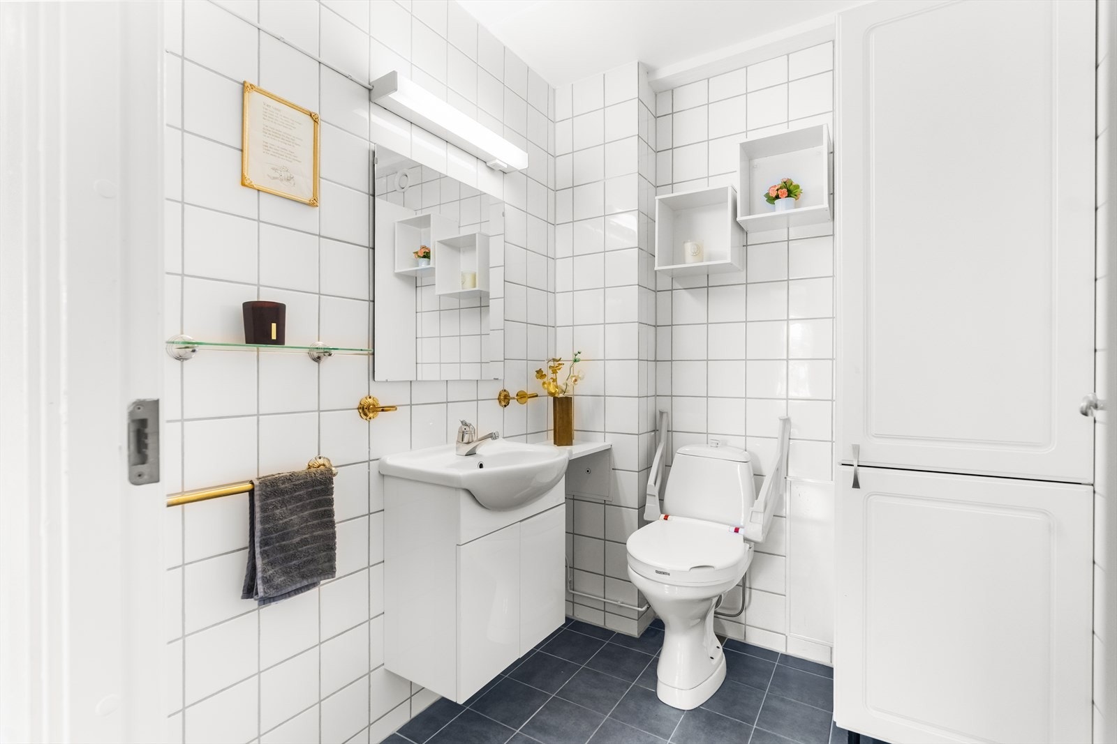 Leiligheten har også et ekstra toalettrom ved siden av badet. Også brukt for oppbevaring av vaskeutstyr. Galleribilde