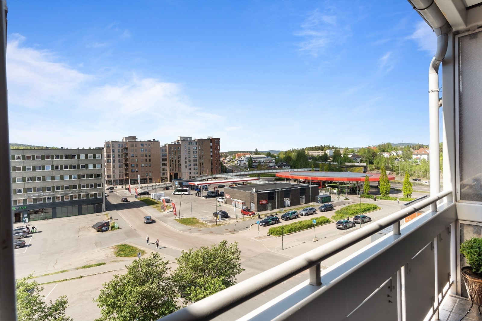 Fra stuen er det utgang til en herlig balkong med flotte solforhold og null innsyn! Galleribilde