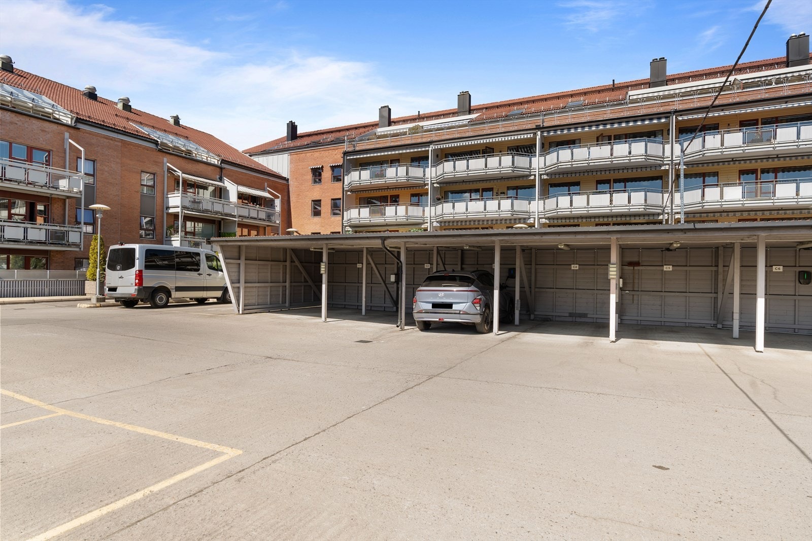 Det medfølger en parkeringsplass i carport utenfor blokka hvor det også er muligheter for el-bil lader. Galleribilde