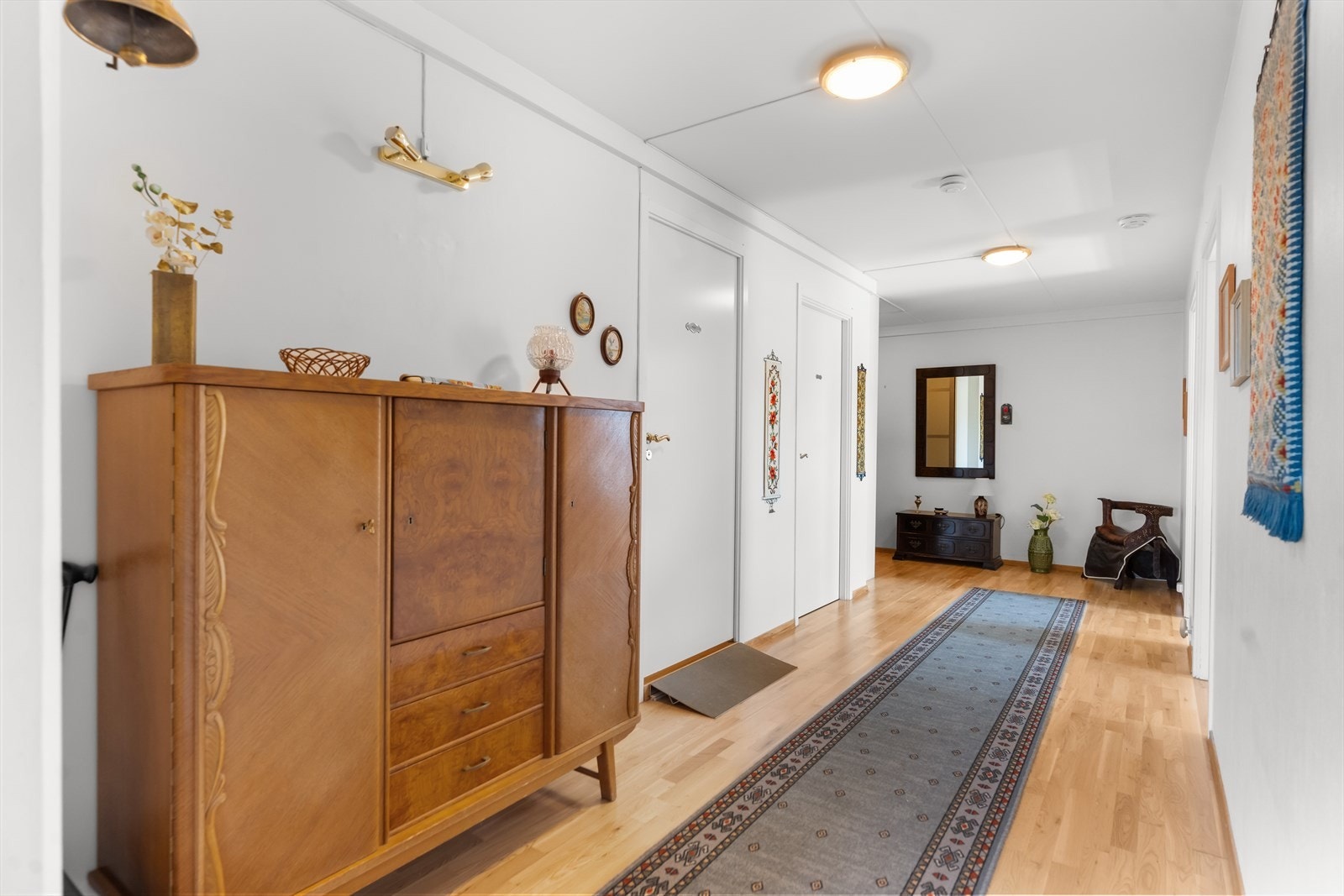 Entréen er romslig og har god plass til andre oppbevaringsmøbler. Galleribilde