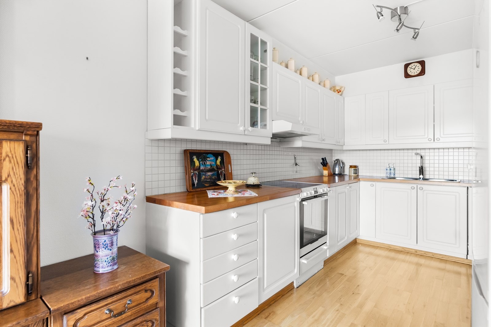 Det er plass til komfyr og oppvaskmaskin. Galleribilde