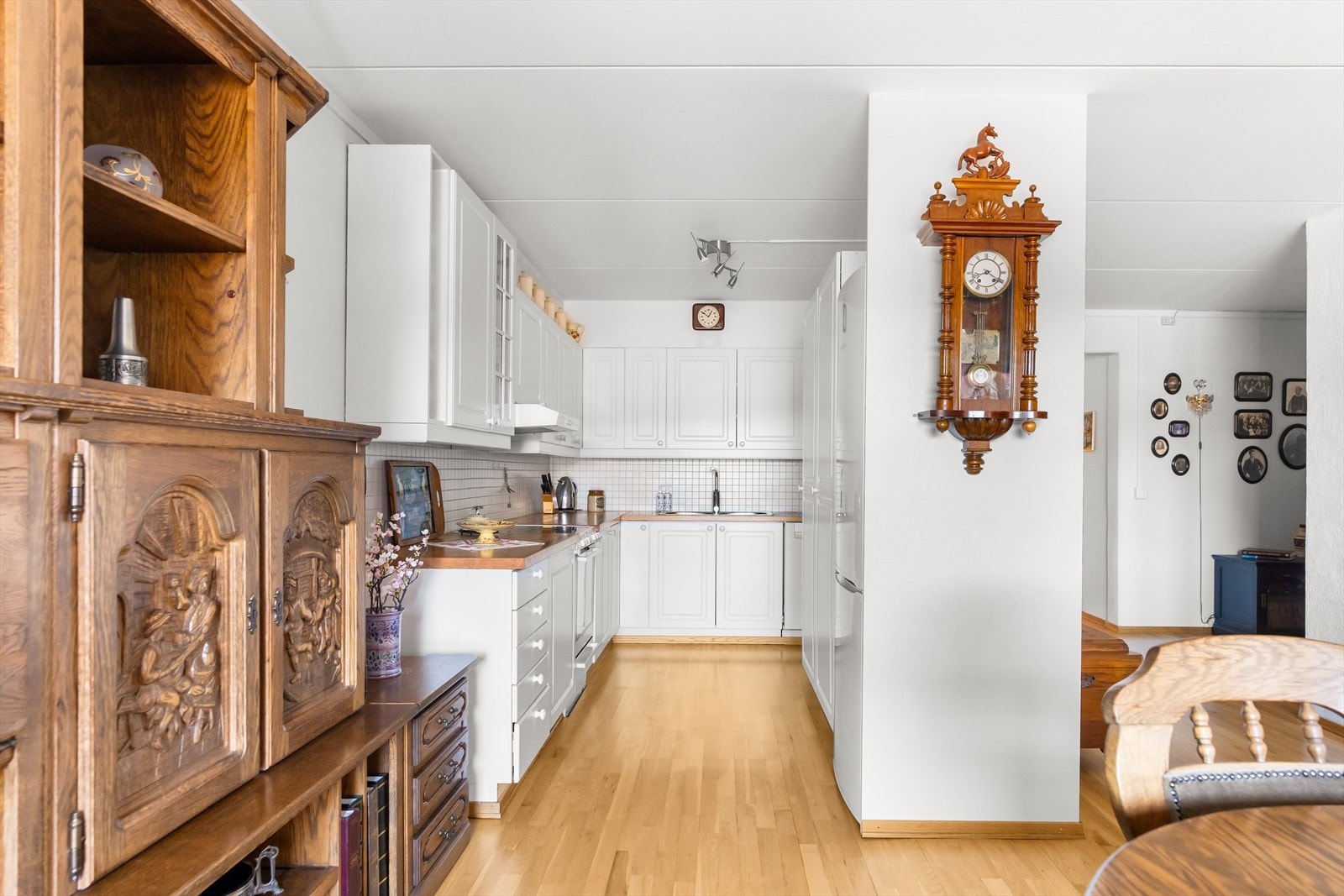 Kjøkkenet er godt utnyttet, og har rikelig med benk- og skapplass. Kjøkkenet har en eldre innredning med profilerte fronter, samt satt inn benkeplate av heltre. Galleribilde
