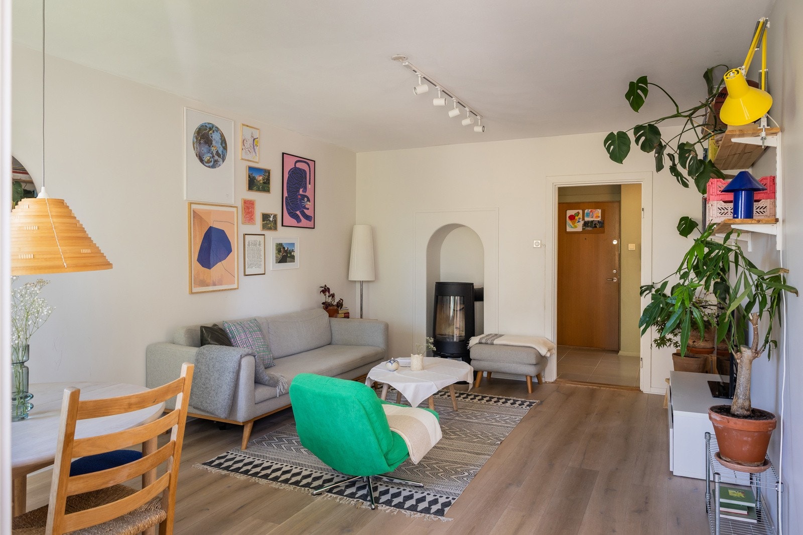 Parkett på gulv fra 2019 og slette malte vegger. Galleribilde