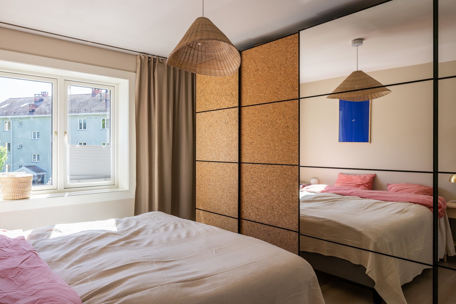 Romslig skyvedørsgarderobe langs vegg. Galleribilde