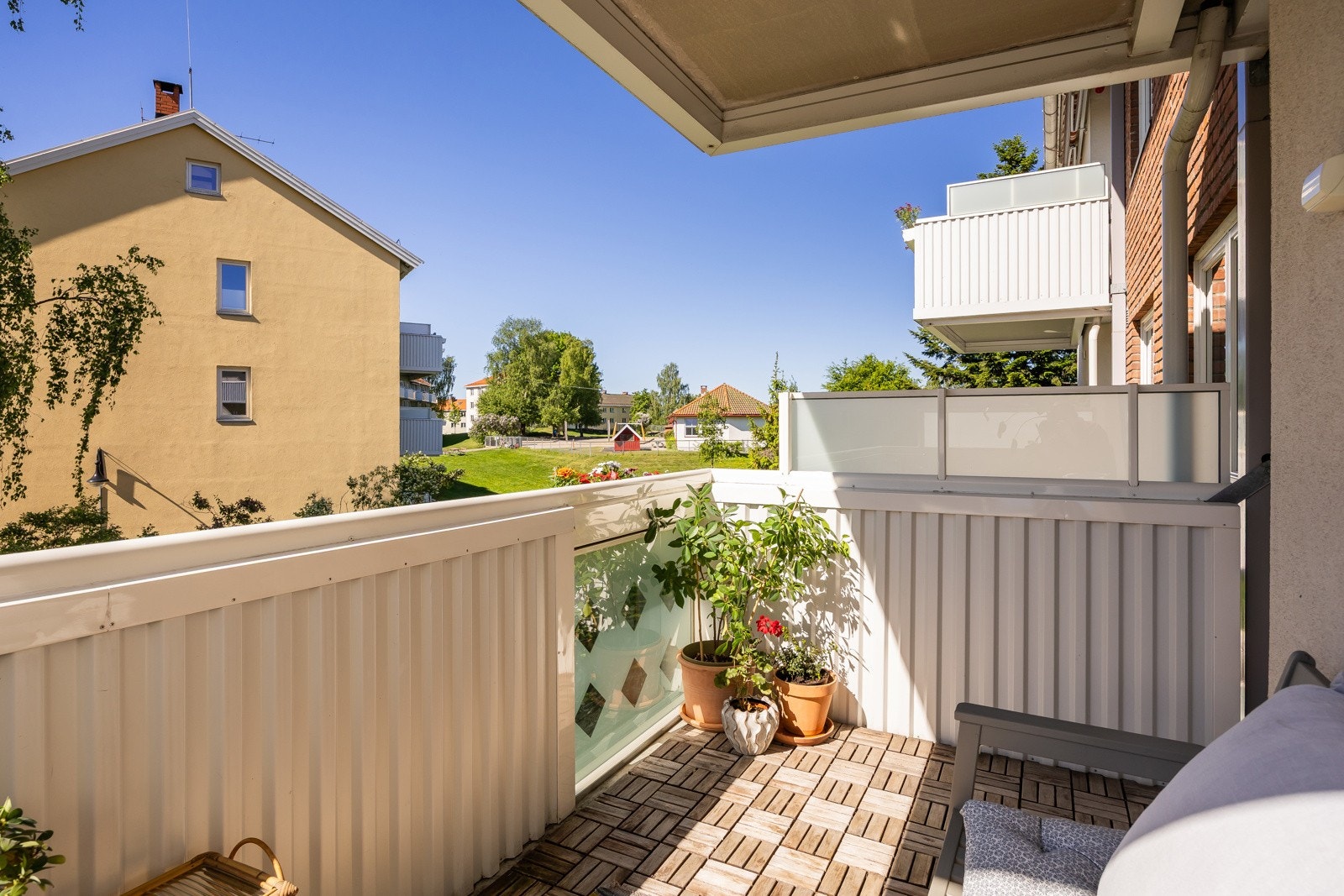 Ønsker du ytterligere boltreplass har område flere store fellesareal med sittegrupper hvor beboere spiser middag, griller osv. Galleribilde