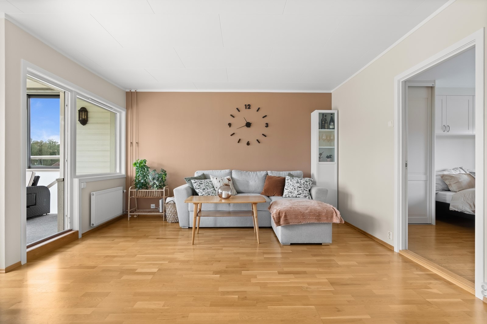 Stuen oppleves som et innbydende rom, hvor en rolig fargepalett med hvitt listverk og dempet farge på vegger gir en behagelig atmosfære. Galleribilde