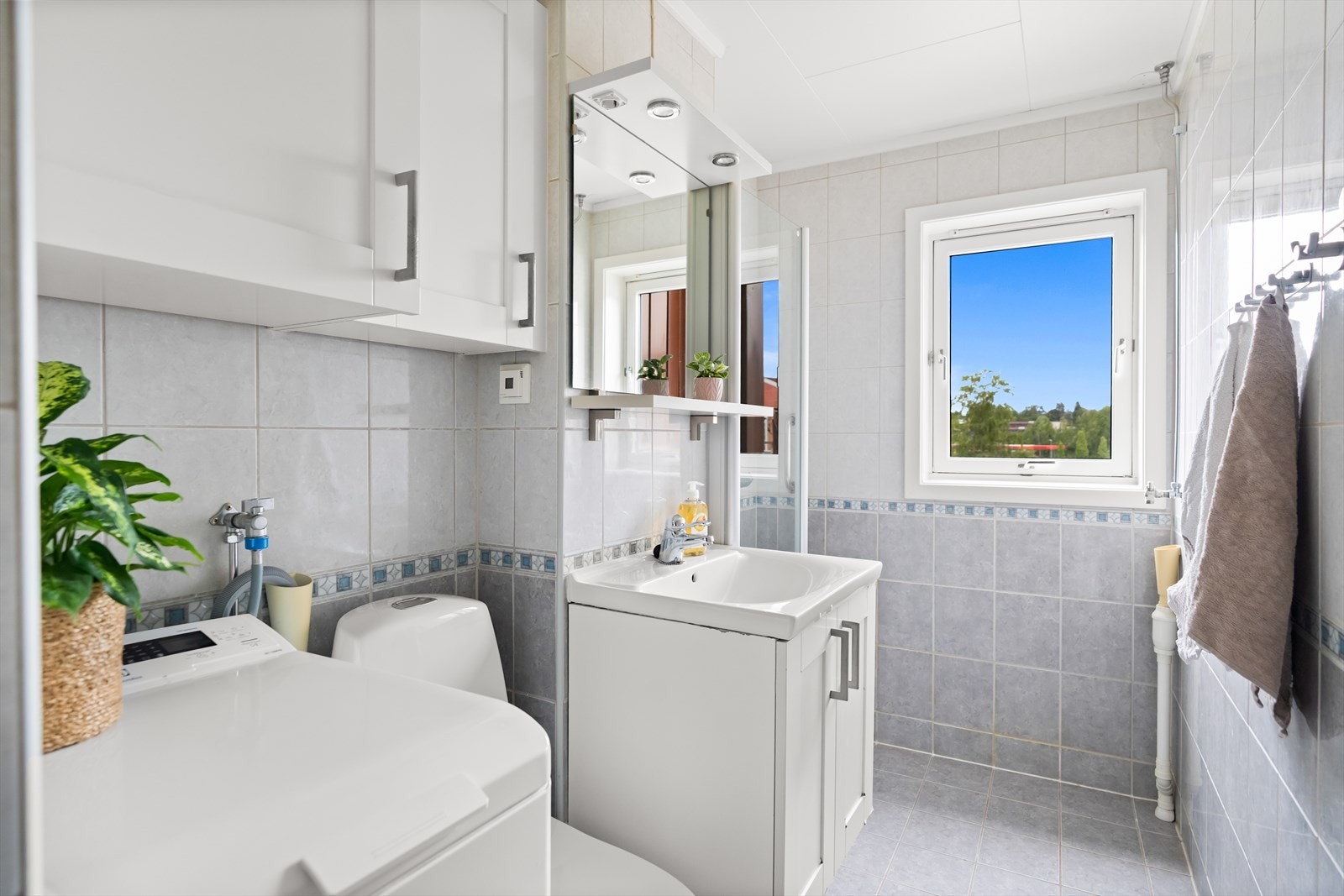 I tillegg er er rommet utstyrt med toalett, dusjnisje med dusjdør i herdet glass, samt opplegg for vaskemaskin. Galleribilde