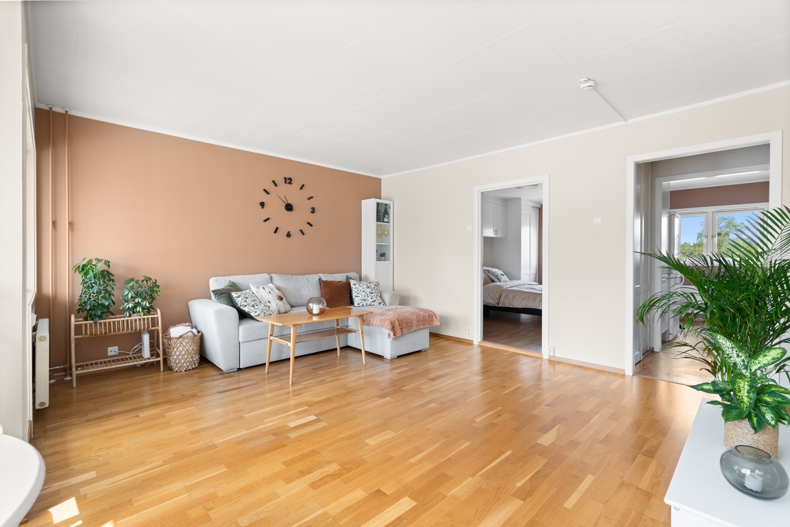 Stuen er et sosialt oppholdsrom hvor du fint får plass til både sofagruppe og spisebord. Galleribilde