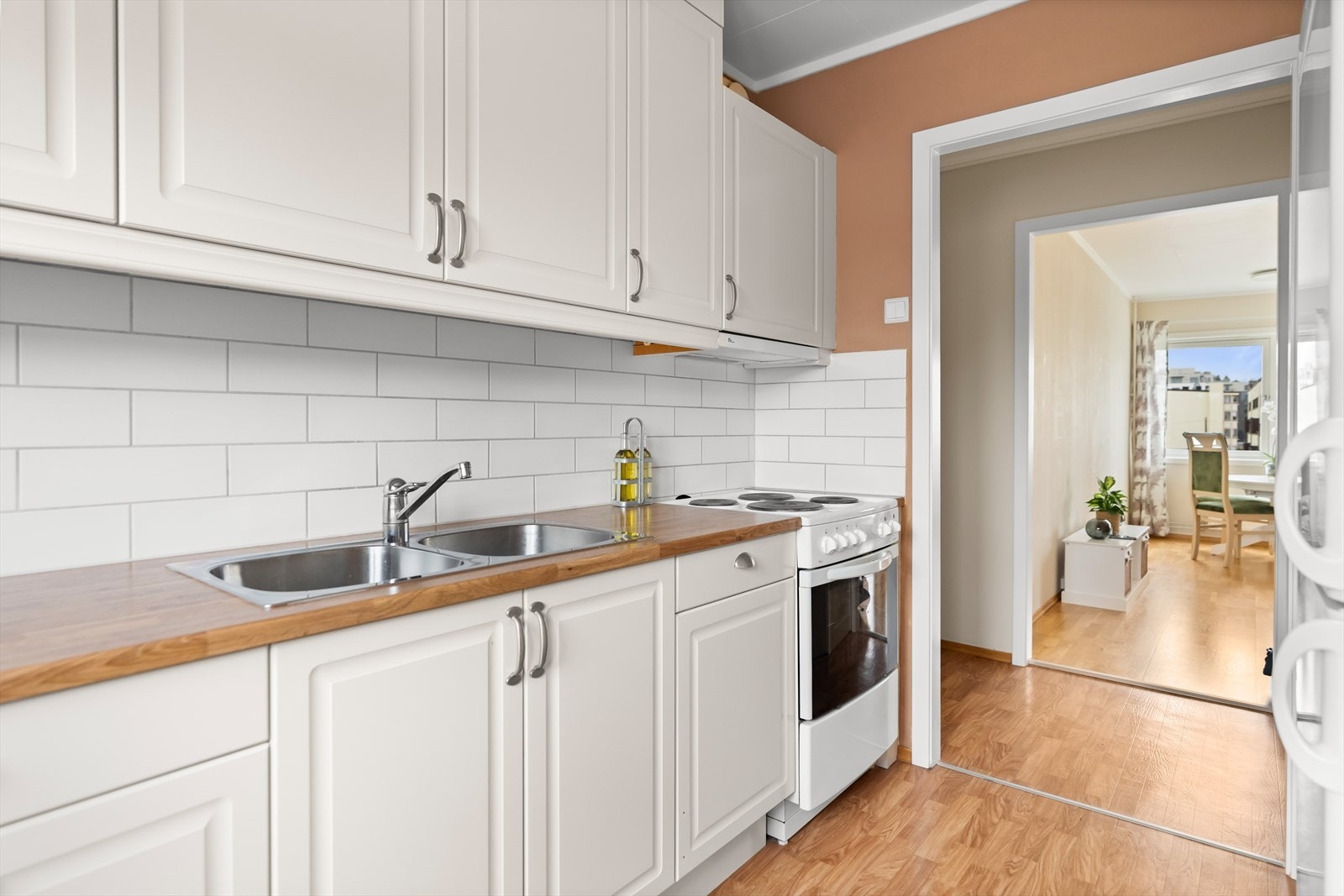 Det er montert en integrert oppvaskmaskin, frittstående komfyr og det er tilkoblet en ventilator over kokeplass. Galleribilde