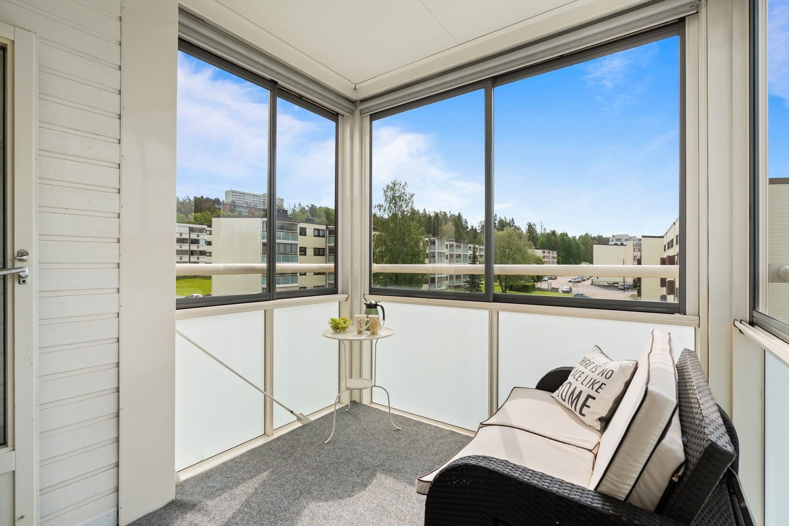 Fra stuen har du tilgang til en innglasset balkong på ca. 6 m² mot sydvest. Galleribilde