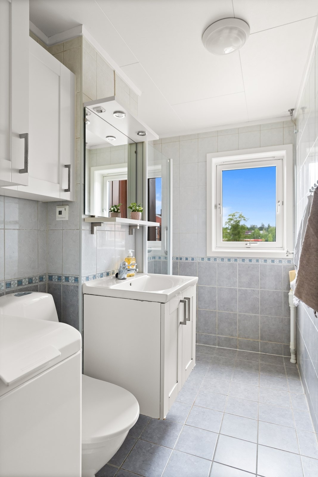 Badet er fra rundt 2008 og har flislagte overflater, varmekabler i gulv og naturlig lys fra vindu på endeveggen. Galleribilde