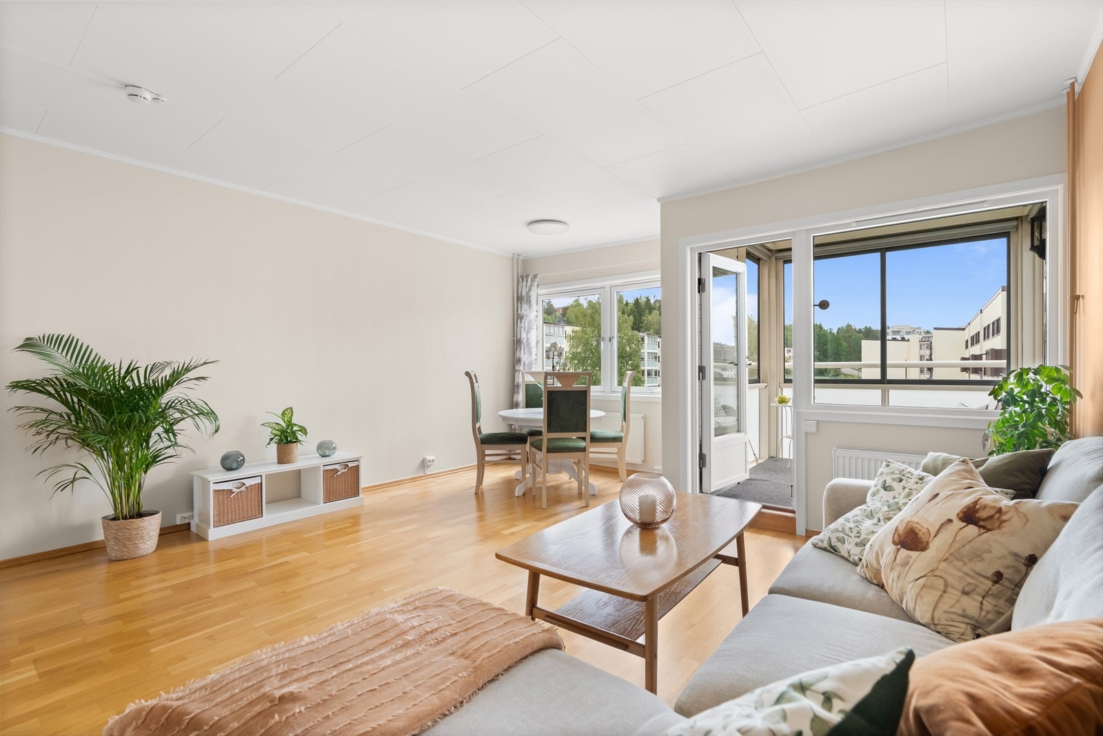 Det er god plass til spisegruppe ved vinduet! Galleribilde