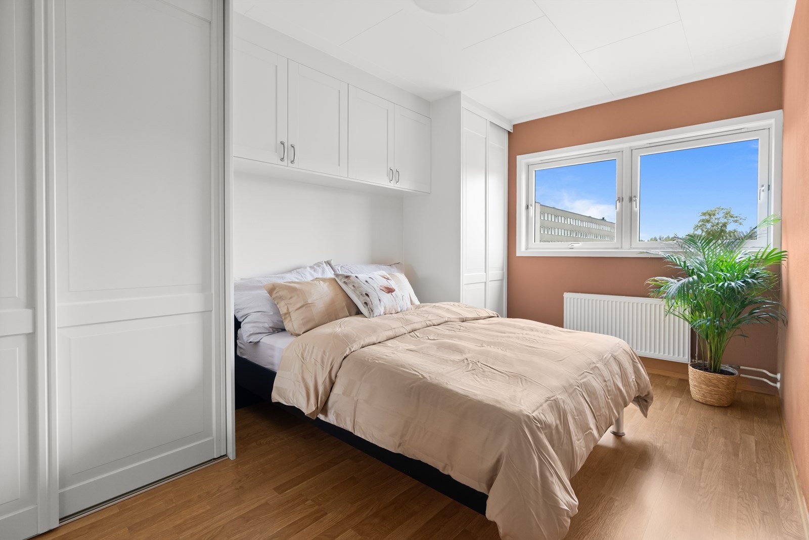 Leiligheten har et romslig soverom i behagelige farger. Galleribilde