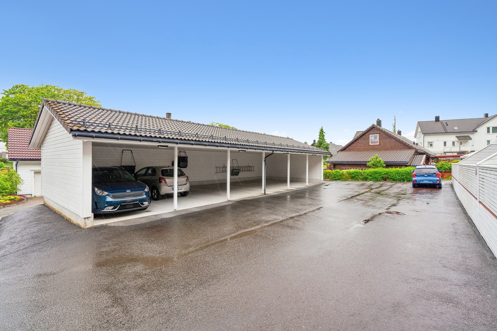 Leiligheten har parkeringsplass i carport i felles carportanlegg. Galleribilde