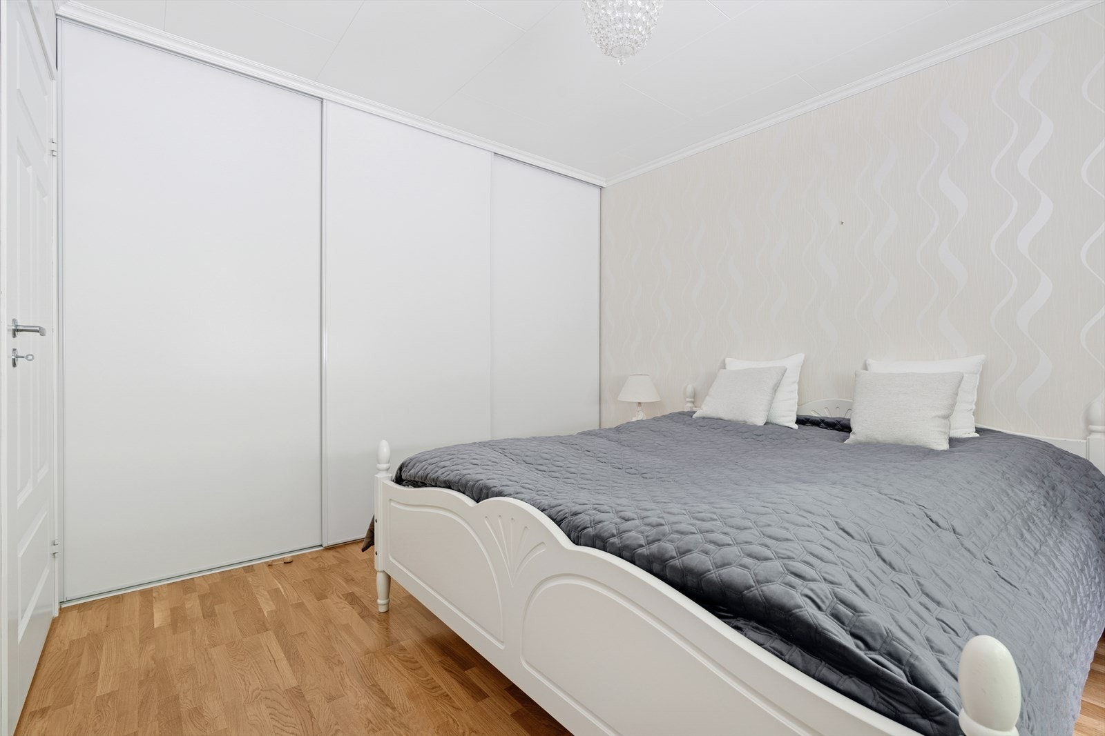 Hovedsoverommet er av god størrelse med skyvedørsgarderobe og plass til dobbeltseng. Galleribilde
