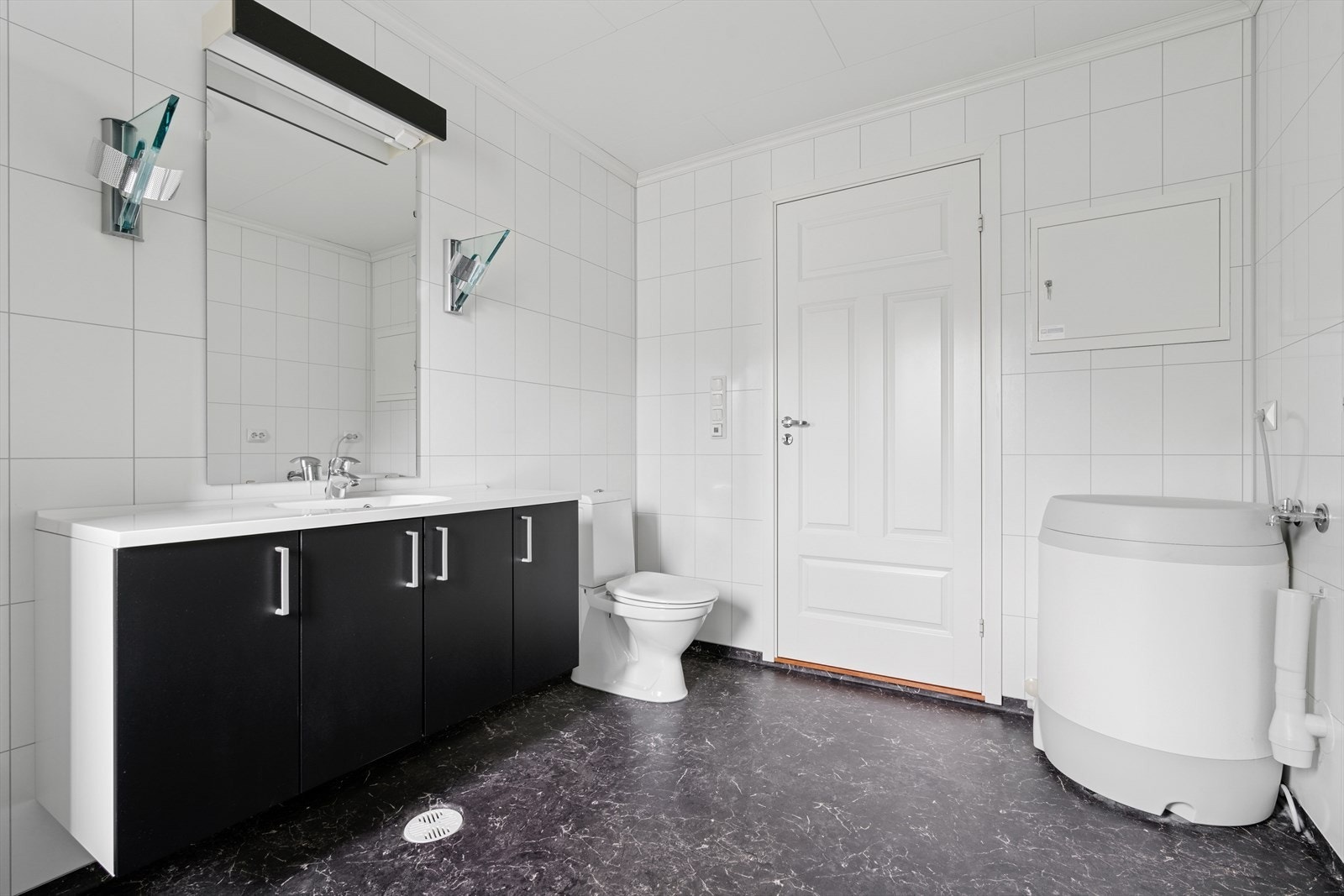 Innredningen består av speil, servant med seksjon, dusj, badekar og toalett. Galleribilde
