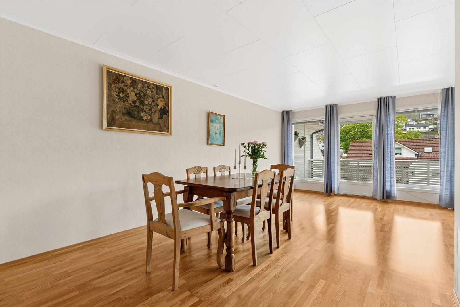 Gulvet er belagt med parkett, mens veggene er kledd med tapet. Galleribilde