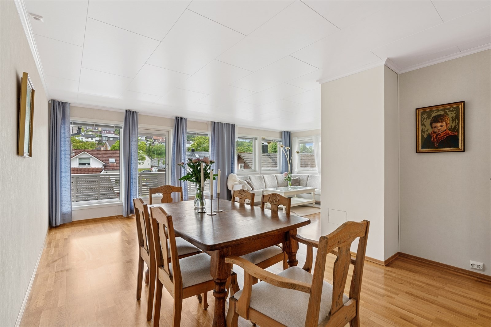 I stuen er det god plass til ønsket møblement som både sofa- og spisegruppe. Galleribilde