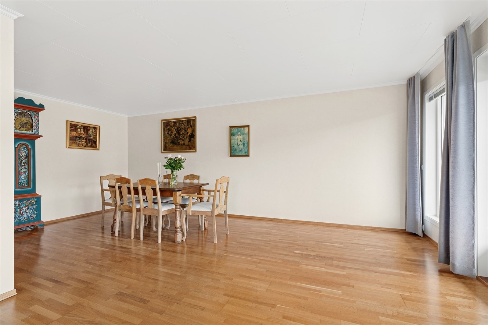 Stuen i leiligheten er av god størrelse med en lys og luftig utførelse. Galleribilde