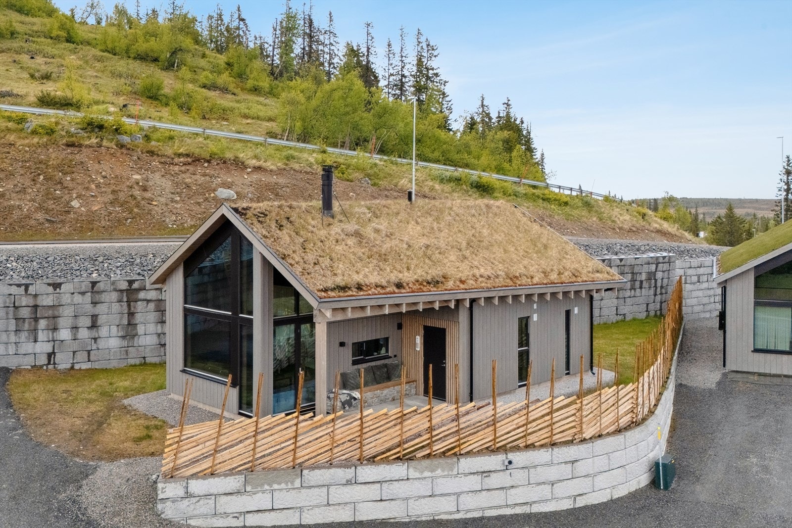 Hytten ligger i Veggli fjellgrend, som tilbyr en attraktiv beliggenhet for friluftsaktiviteter året rundt. Galleribilde