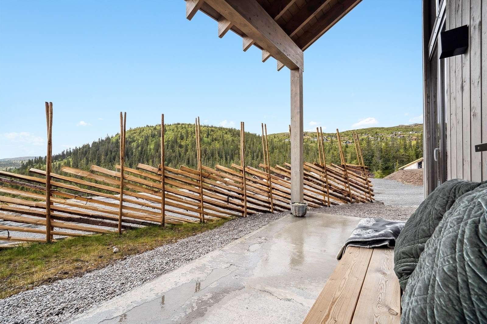 Fra uteplassen er det fin utsikt mot nærliggende natur. Galleribilde