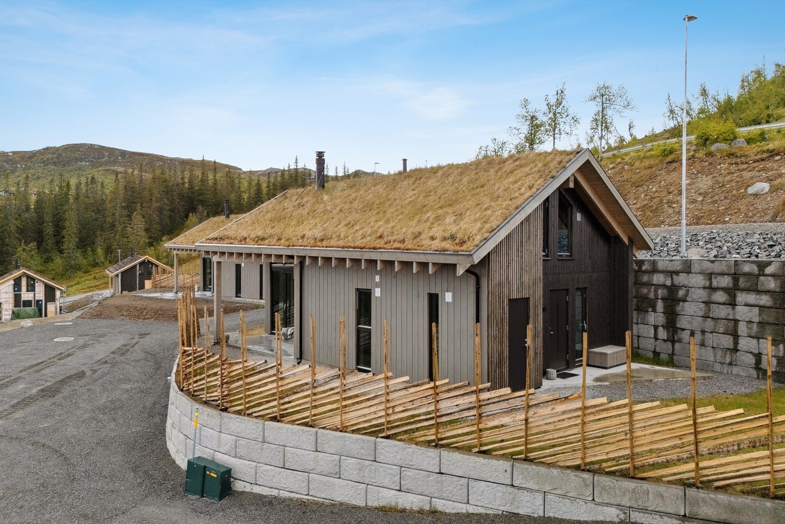 Tomten er felles for alle hyttene, og hver hytte benytter det arealet som naturlig tilhører hytten. Galleribilde