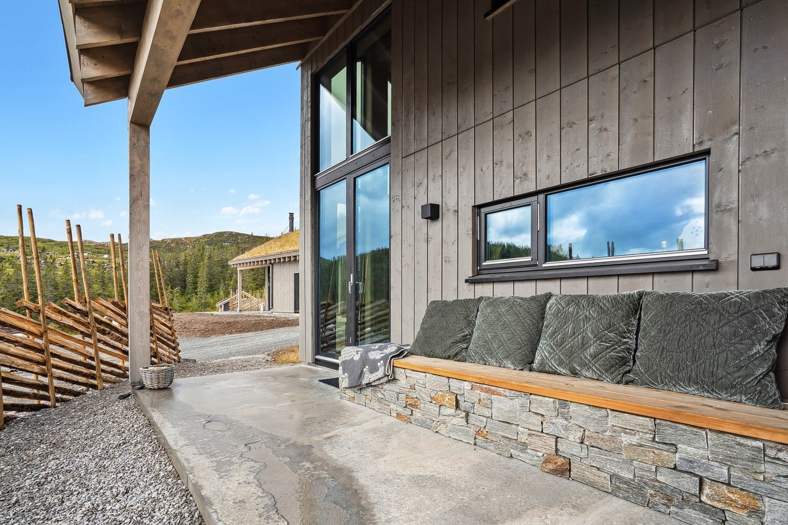 Det er en plassbygget benk på uteplassen. Galleribilde