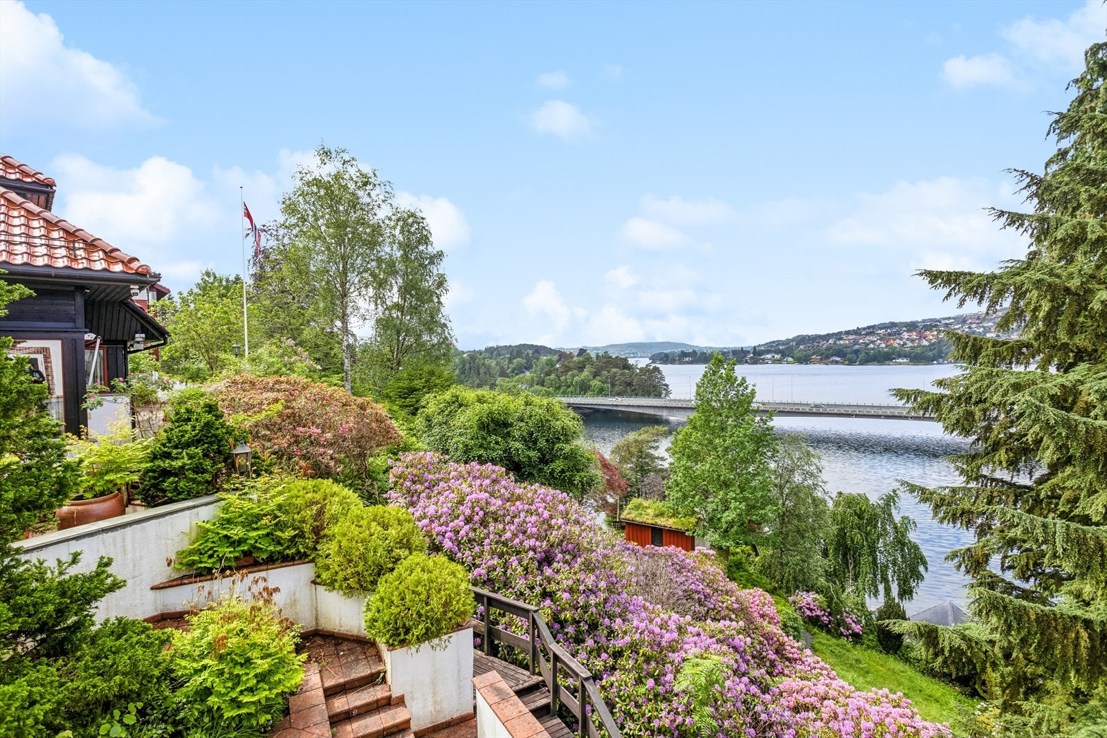 Hele eiendommen er parkmessig opparbeidet. Galleribilde