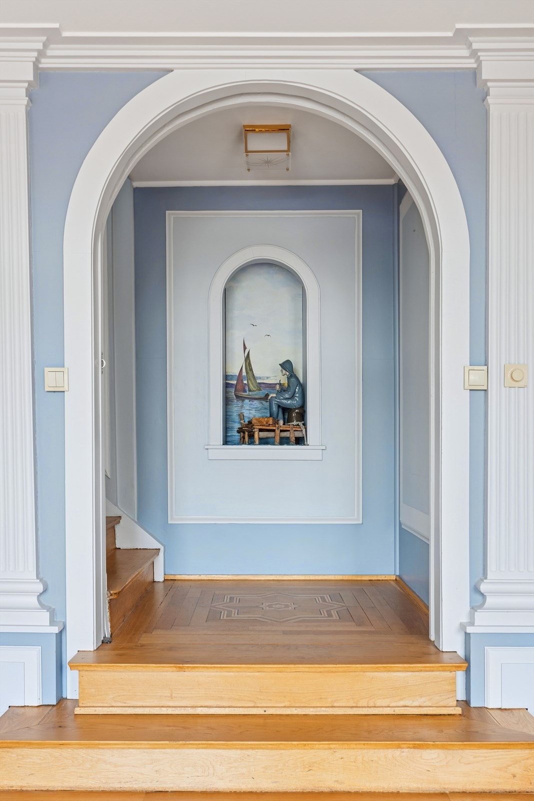 Fra stuen og til trappegang opp til endre etasje i opprinnelig del i nr. 8. Dette bygget er opprinnelig bygget i 1943. Galleribilde