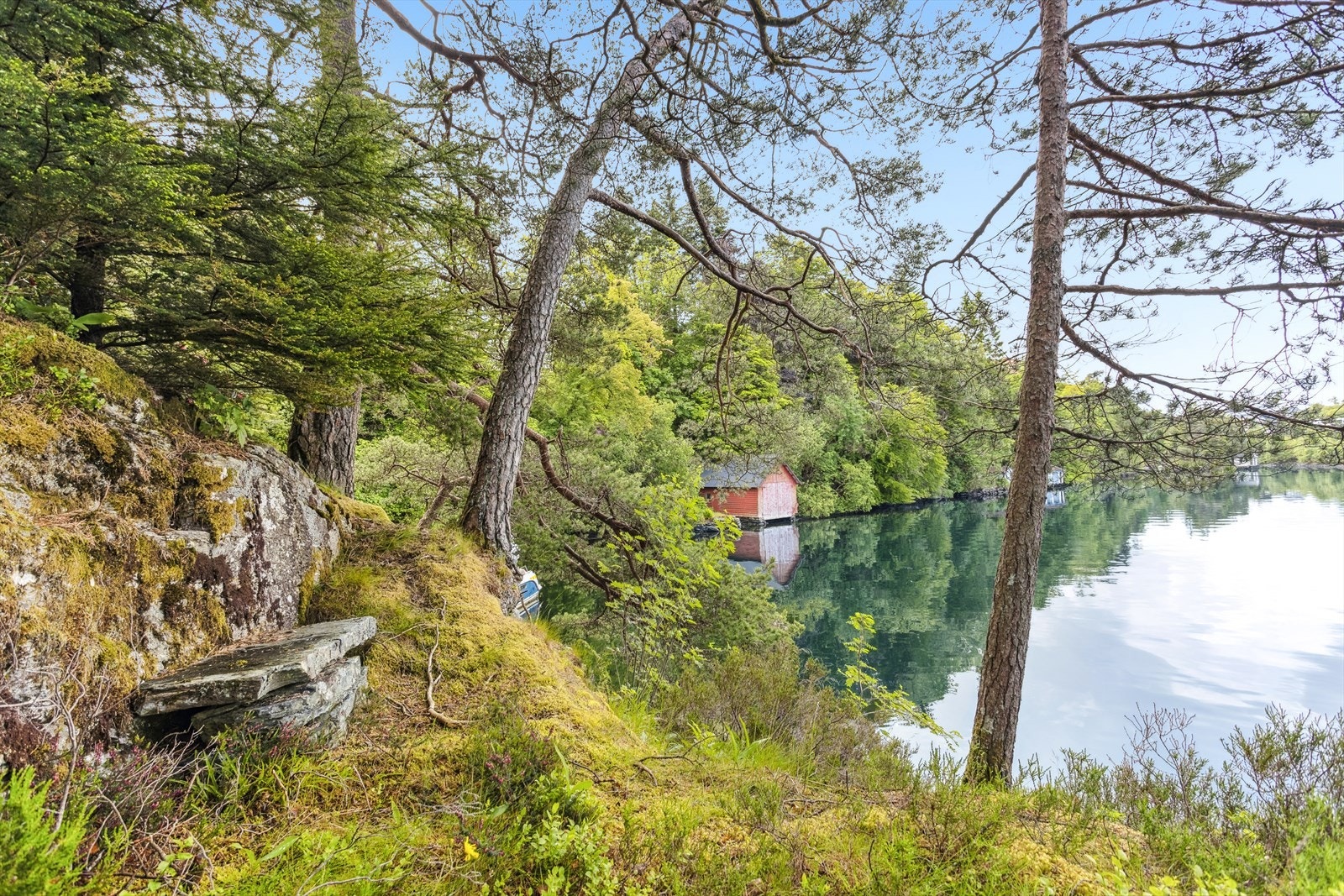 Furet, værbitt over vannet. På eiendommen er det mange herlige uteplasser mot Nordåsvannet. Galleribilde