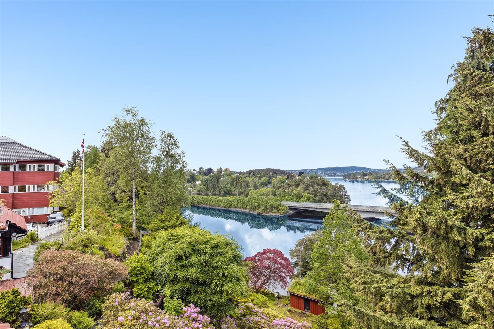 Det er gruslagte stier rundt på eiendommen. Galleribilde