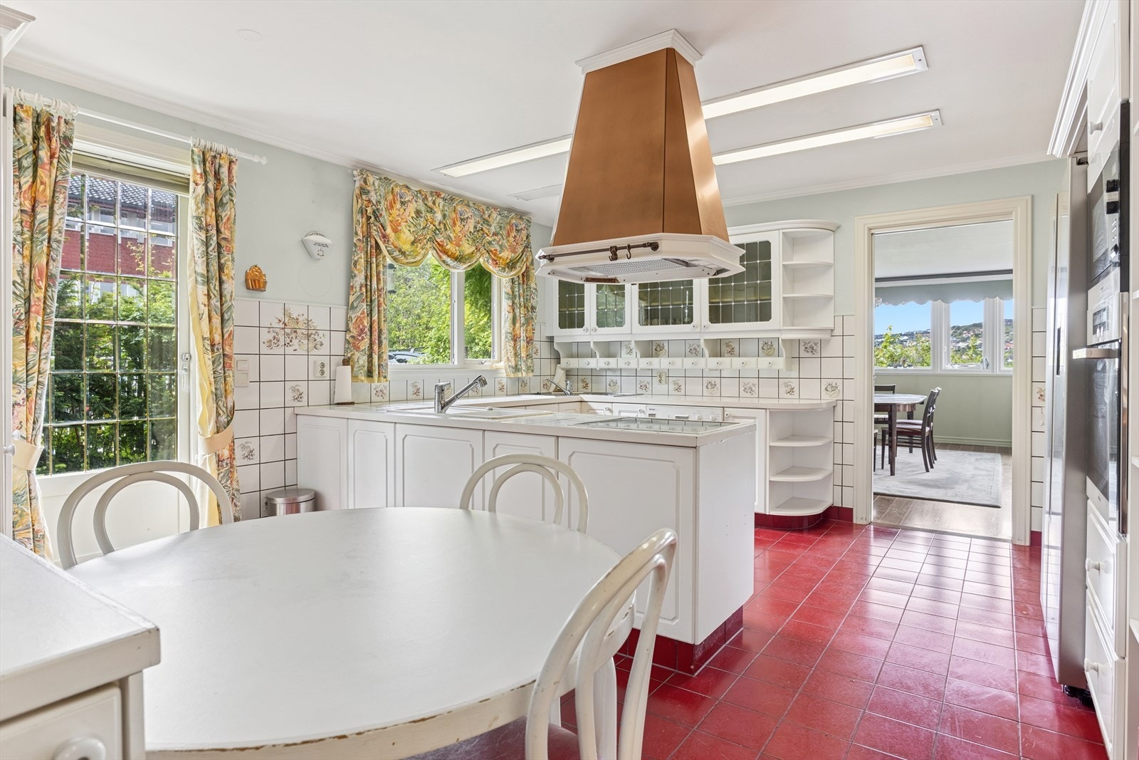 Kjøkken med spisestue innenfor. Galleribilde