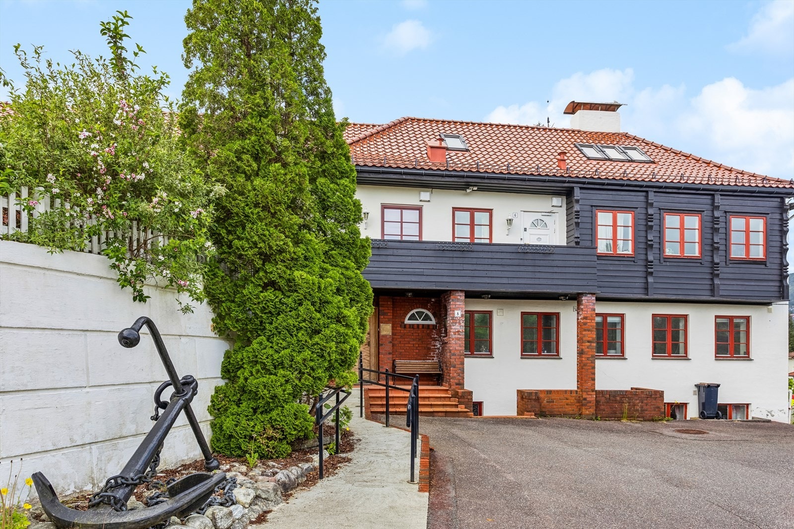 Inngangsparti til den gamle delen. Eiendommen er velholdt og pen. Galleribilde