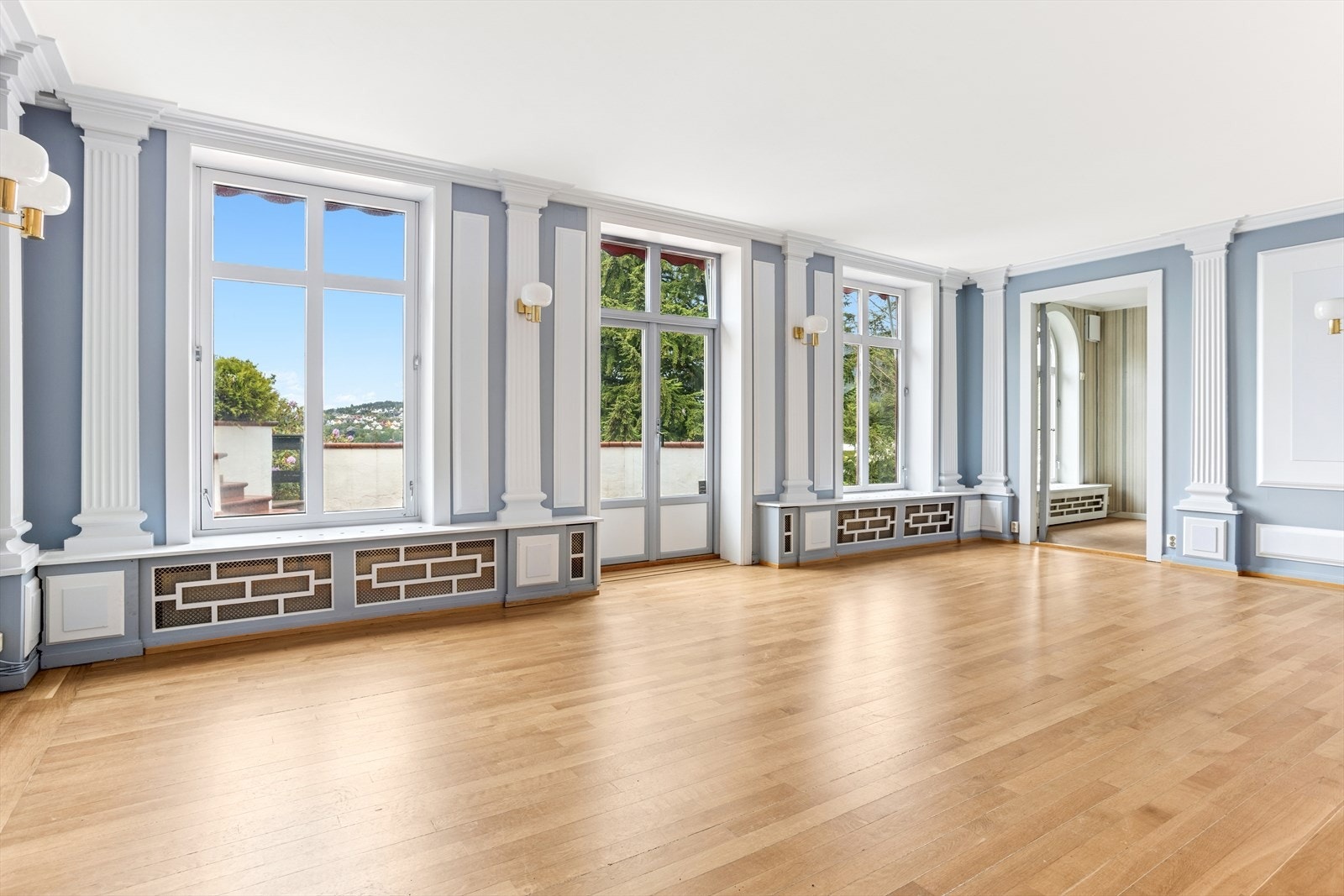 Stue i opprinnelig eiendom. Herskapelig, velholdt og pent. Galleribilde