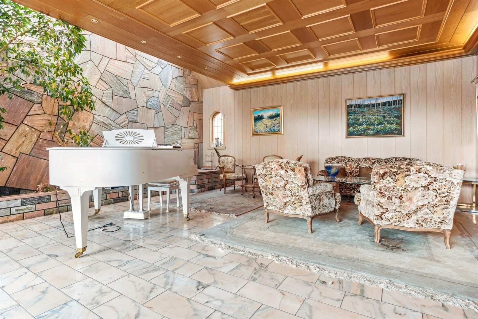 Stue. Legg merke til steinsetting på vegg og gulv. Galleribilde