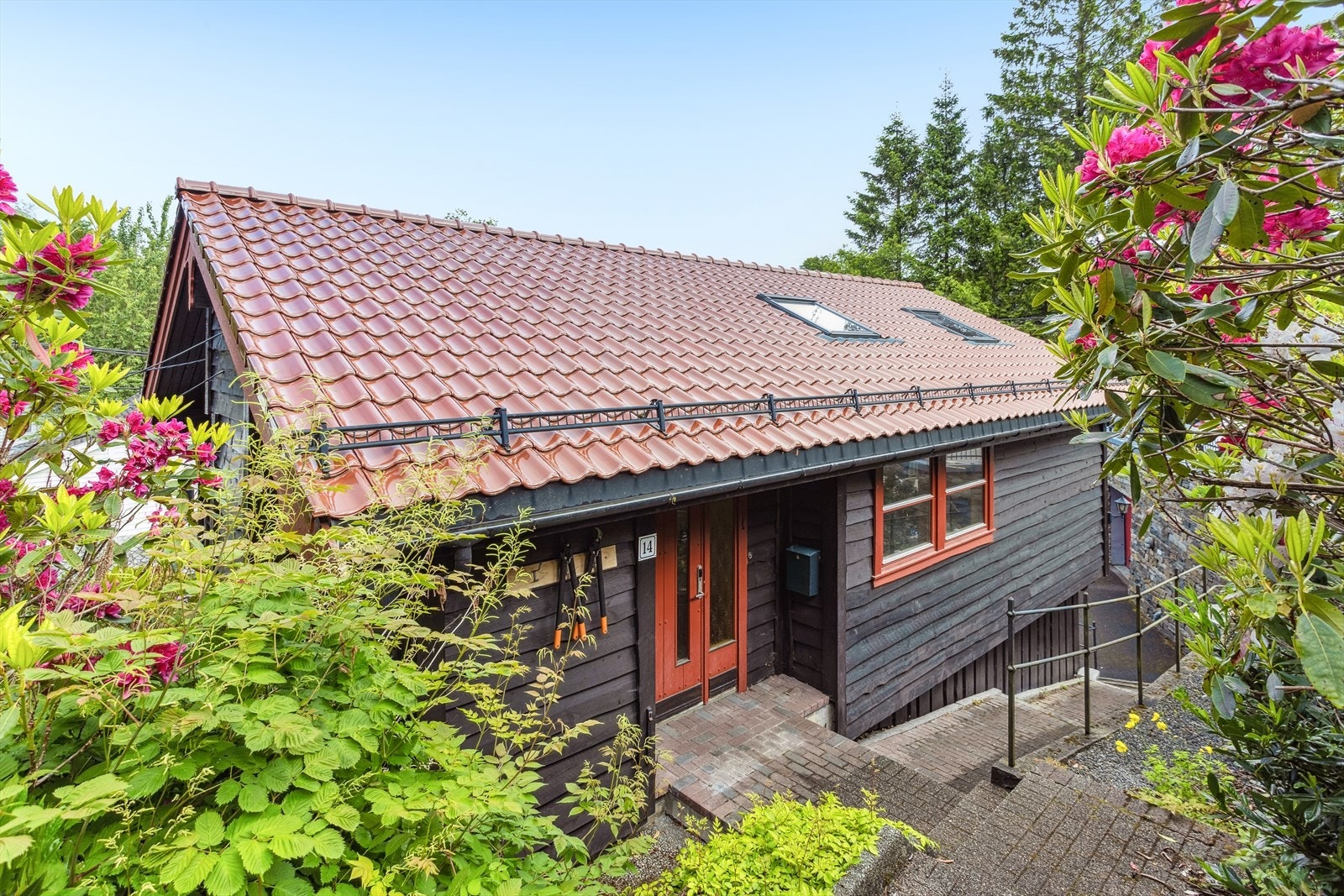 Kontorbygget har god standard, med kontor, kjøkken og bad oppe, dobbel garasje og flere lagerrom i underetasjen. Galleribilde