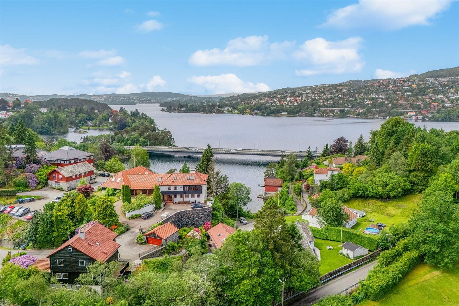 Oversikt fra inngangssiden. Garasje med rød port medfølger, det samme gjelder kontorbygg som ligger til høyre for garasjen. Galleribilde