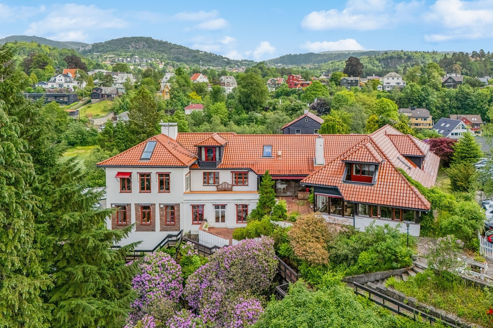 Eiendommen sett fra luften. Den gamle delen til venstre i bildet, den påbyggede delen til høyre. Eiendommen var brukt som bolig til høyre, og mest som kontor til venstre. Hele eiendommen er registrert som bolig. Galleribilde