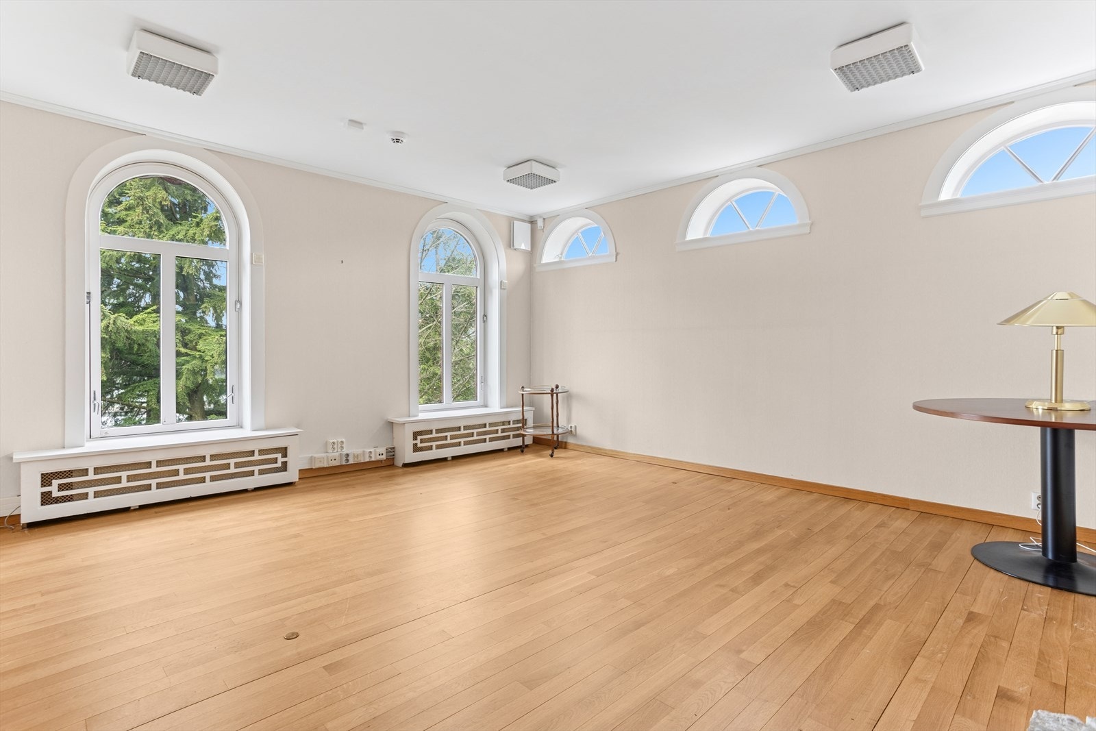 Stuene i den gamle delen er store og luftige. Det er et meget godt oppvarmingssystem på eiendommen med sjøsløyfe til varmepumpe, med radiatorer rundt i byggene. Galleribilde