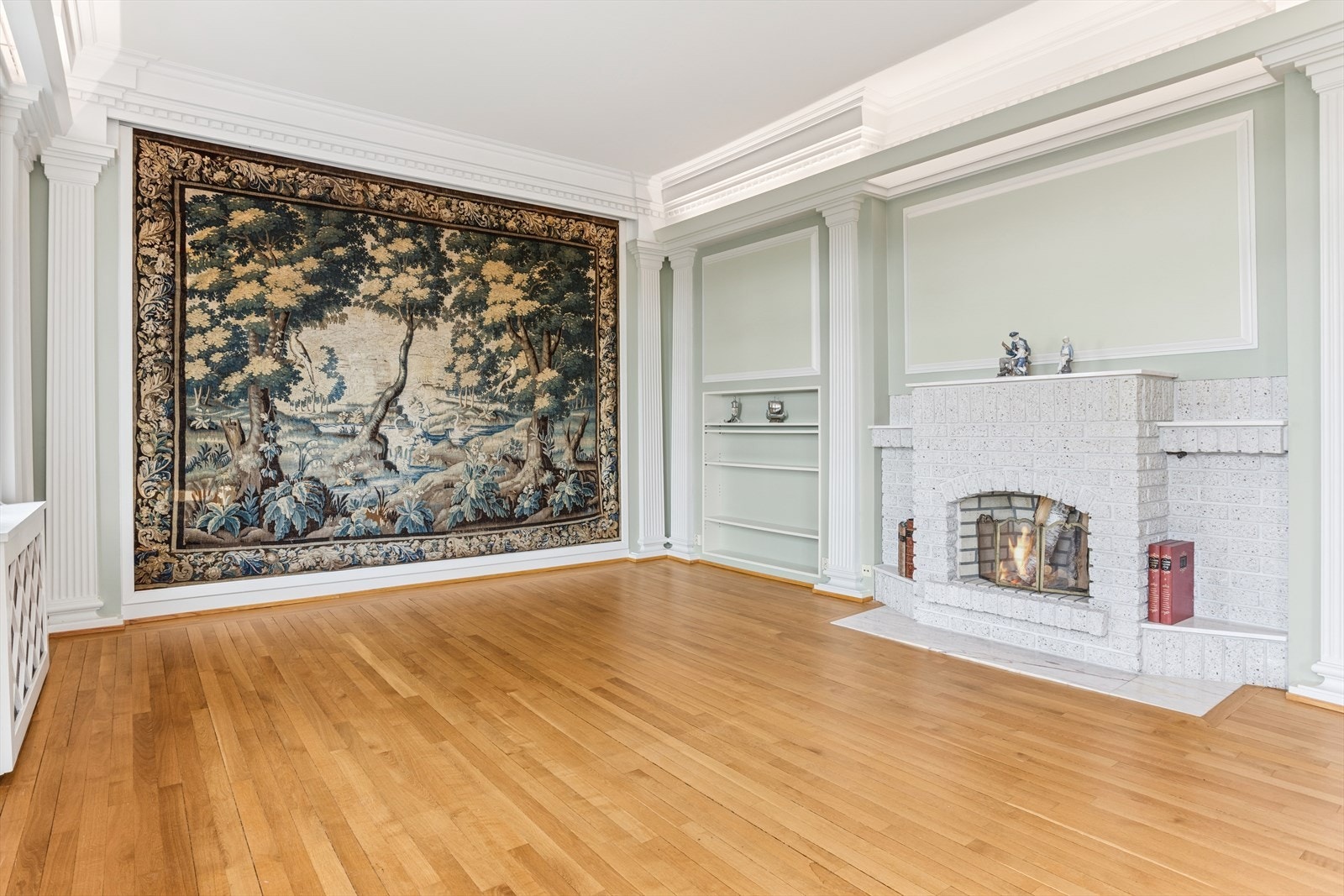 Stue med stort, originalt veggteppe/gobelin. Galleribilde